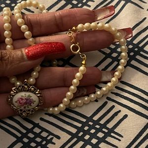 Beautiful faux antique pearl and gold tone necklace 20 inches